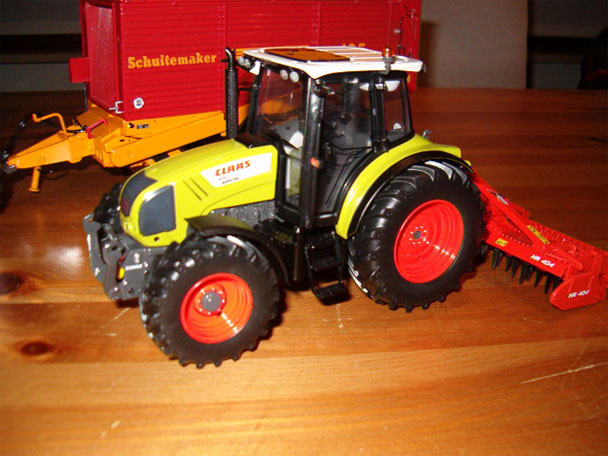 1.32-Claas-Arions-02b.JPG