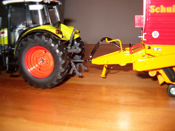 1.32-Claas-Arions-03b.JPG